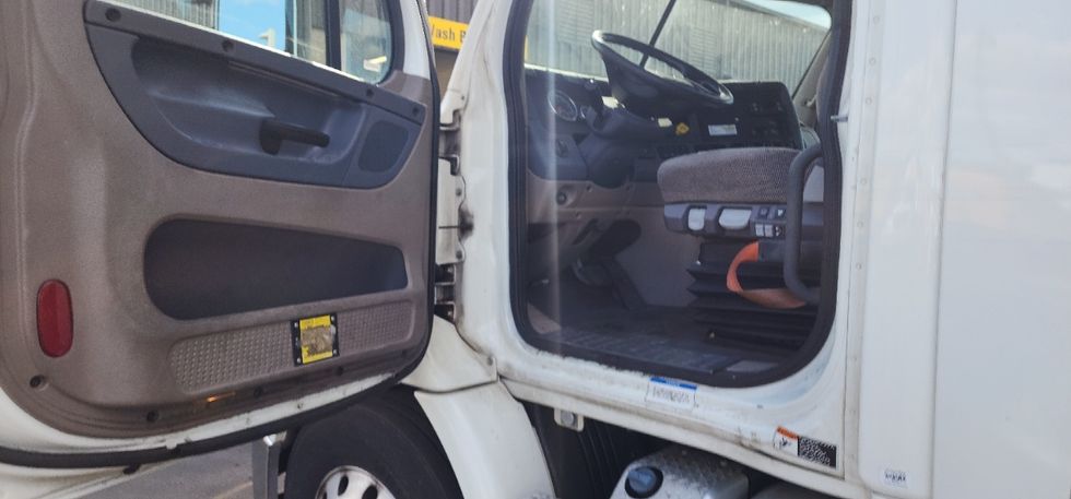 Day Cab Tractor-Heavy Duty Tractors-Freightliner-2018-Cascadia 11364ST-Swedesboro-NJ-336,463\n\t\tmiles-$ 34,000 - Image 9