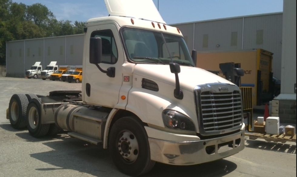 Day Cab Tractor-Heavy Duty Tractors-Freightliner-2018-Cascadia 11364ST-West Mifflin-PA-318,512\n\t\tmiles-$ 42,750 - Image 1