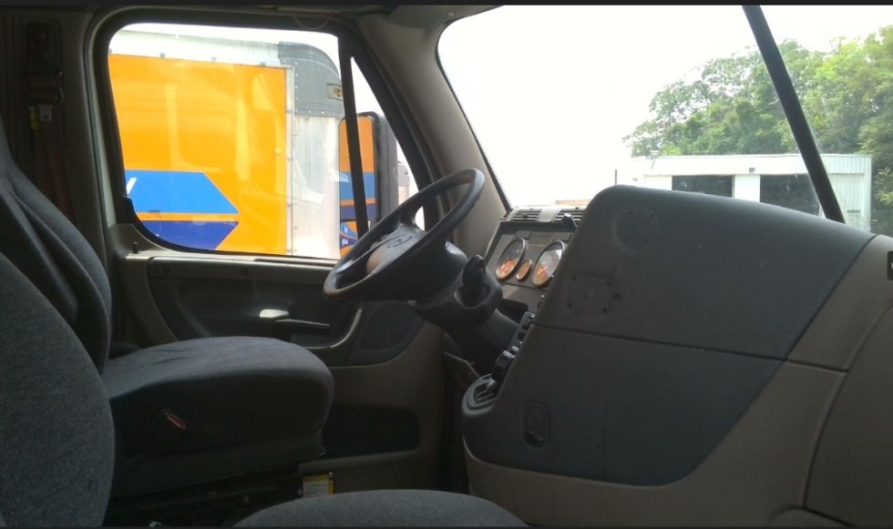 Day Cab Tractor-Heavy Duty Tractors-Freightliner-2018-Cascadia 11364ST-West Mifflin-PA-318,512\n\t\tmiles-$ 42,750 - Image 12