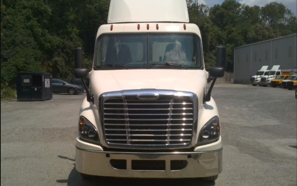 2018 Freightliner Cascadia 113" sleeper cab photo 2