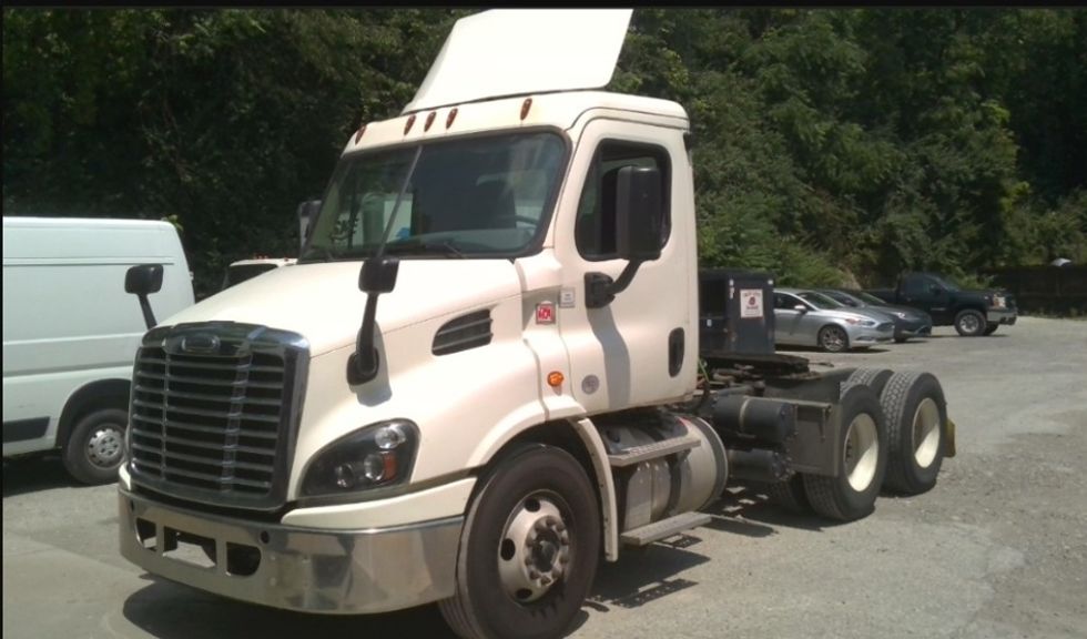 2018 Freightliner Cascadia 113" sleeper cab photo 3