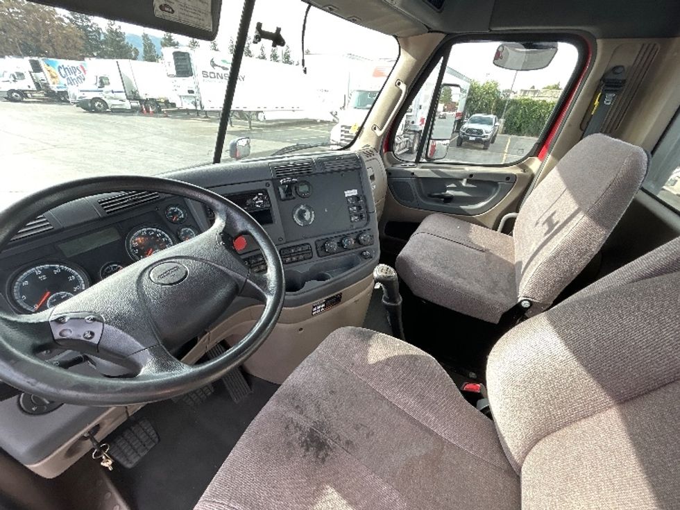 Day Cab Tractor-Heavy Duty Tractors-Freightliner-2018-Cascadia 11364ST-West Sacramento-CA-284,610\n\t\tmiles-$ 37,250 - Image 10
