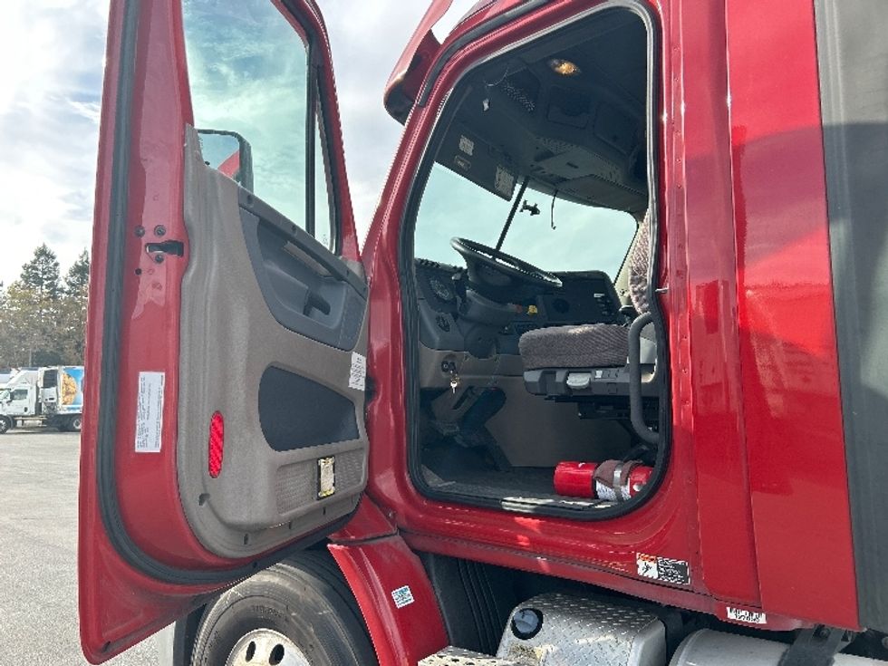 Day Cab Tractor-Heavy Duty Tractors-Freightliner-2018-Cascadia 11364ST-West Sacramento-CA-284,610\n\t\tmiles-$ 37,250 - Image 9