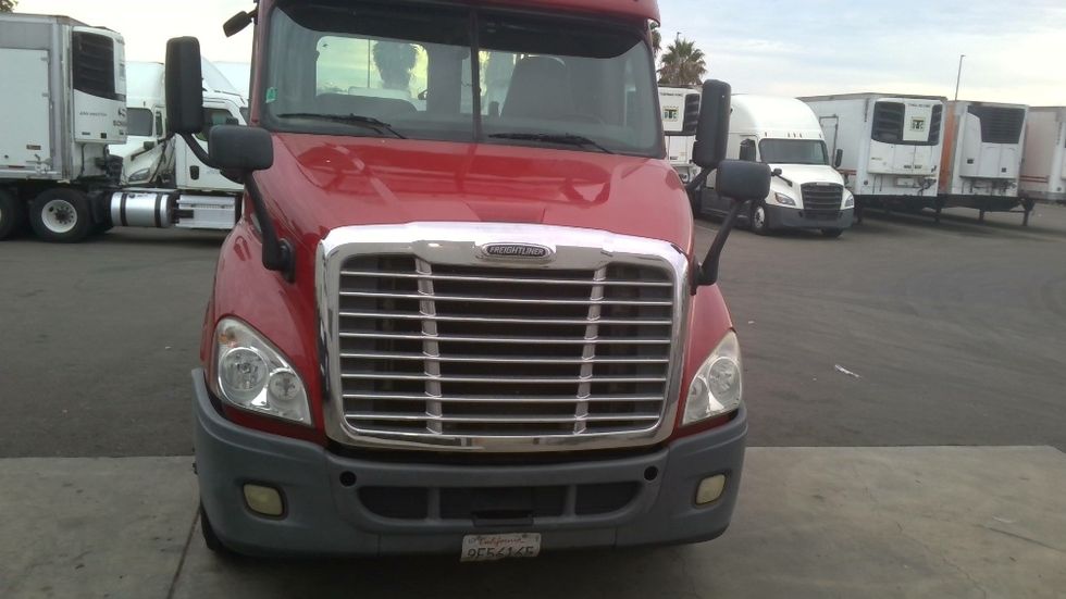 Day Cab Tractor-Heavy Duty Tractors-Freightliner-2018-Cascadia 11364ST-West Sacramento-CA-290,233\n\t\tmiles-$ 37,250 - Image 2