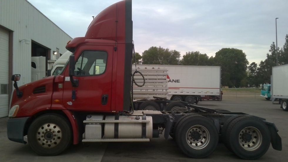 Day Cab Tractor-Heavy Duty Tractors-Freightliner-2018-Cascadia 11364ST-West Sacramento-CA-290,233\n\t\tmiles-$ 37,250 - Image 4