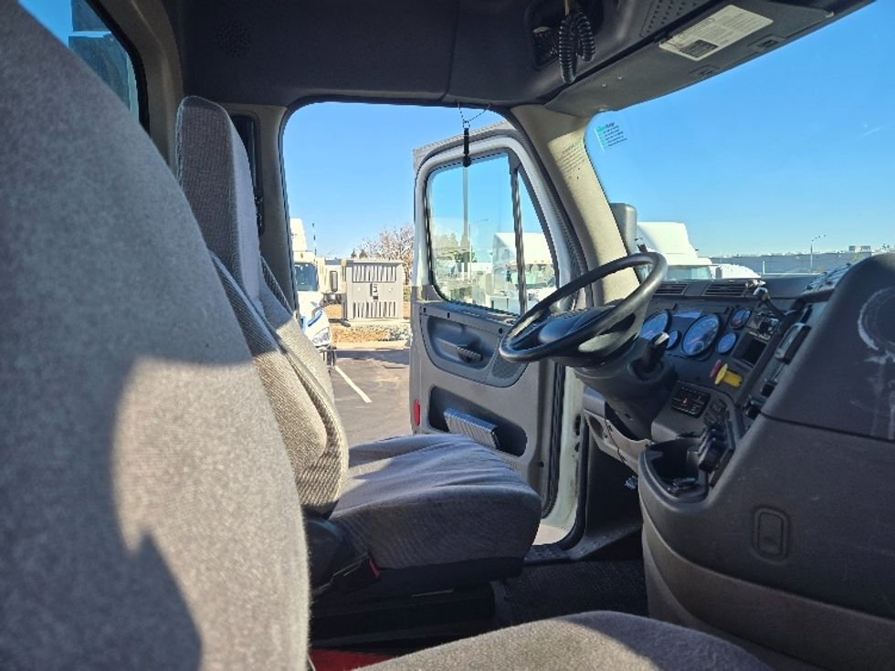 Day Cab Tractor-Heavy Duty Tractors-Freightliner-2018-Cascadia 11364ST-West Sacramento-CA-506,562\n\t\tmiles-$ 34,750 - Image 14