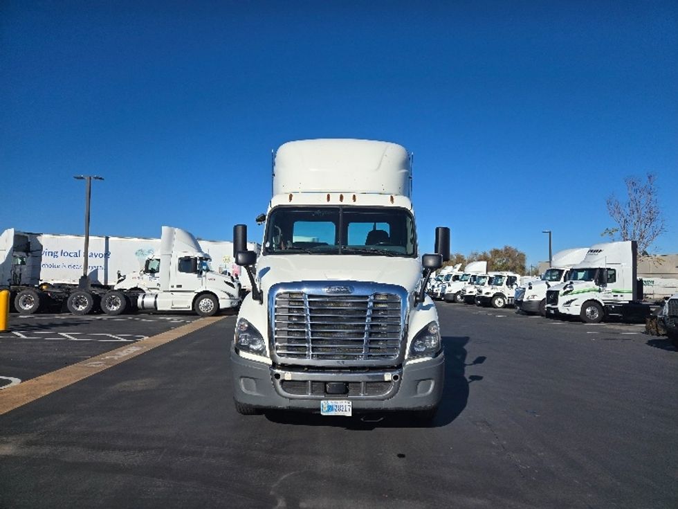 Day Cab Tractor-Heavy Duty Tractors-Freightliner-2018-Cascadia 11364ST-West Sacramento-CA-506,562\n\t\tmiles-$ 34,750 - Image 2