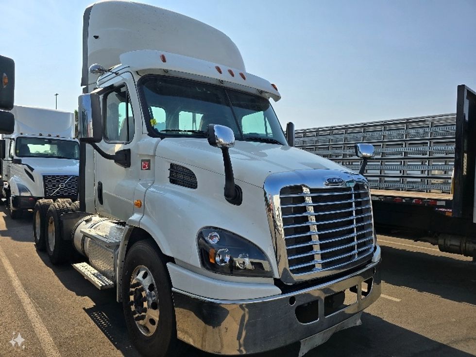 Day Cab Tractor-Heavy Duty Tractors-Freightliner-2018-Cascadia 11364ST-West Sacramento-CA-597,427\n\t\tmiles-$ 26,250 - Image 1