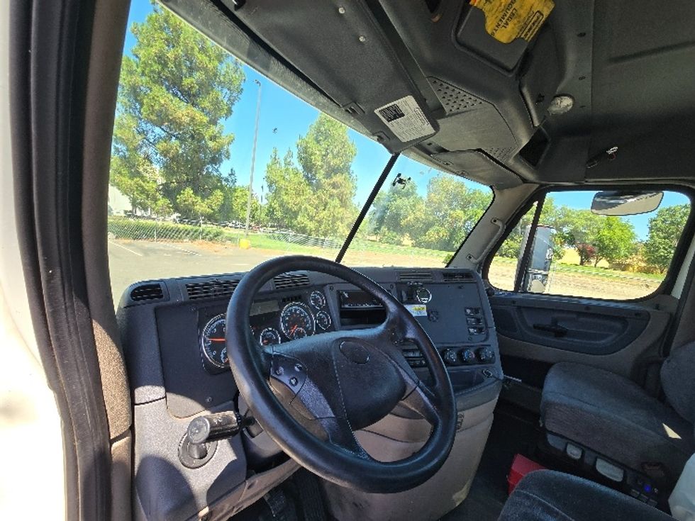 Day Cab Tractor-Heavy Duty Tractors-Freightliner-2018-Cascadia 11364ST-West Sacramento-CA-597,427\n\t\tmiles-$ 26,250 - Image 10