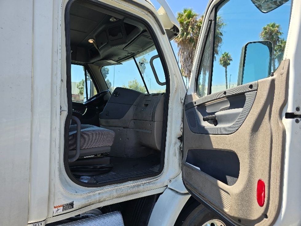 Day Cab Tractor-Heavy Duty Tractors-Freightliner-2018-Cascadia 11364ST-West Sacramento-CA-597,427\n\t\tmiles-$ 26,250 - Image 12