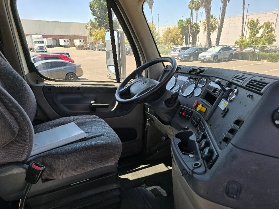 Day Cab Tractor-Heavy Duty Tractors-Freightliner-2018-Cascadia 11364ST-West Sacramento-CA-597,427\n\t\tmiles-$ 26,250 - Image 14