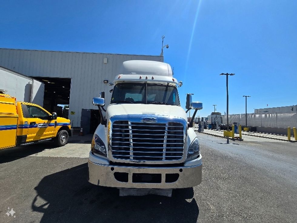 Day Cab Tractor-Heavy Duty Tractors-Freightliner-2018-Cascadia 11364ST-West Sacramento-CA-597,427\n\t\tmiles-$ 26,250 - Image 2