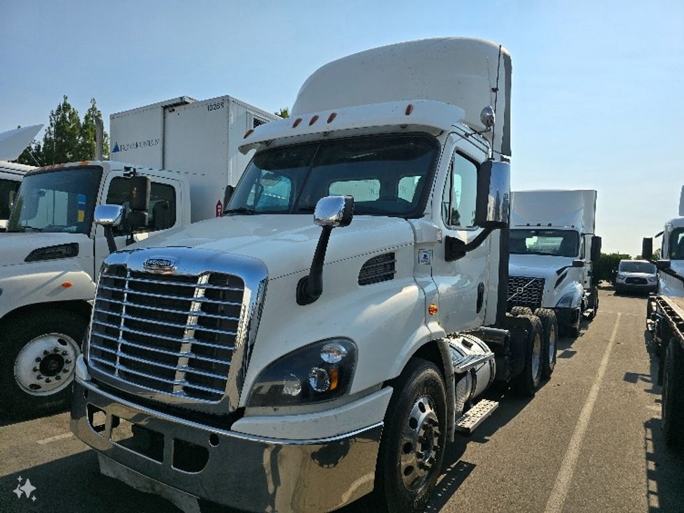 Day Cab Tractor-Heavy Duty Tractors-Freightliner-2018-Cascadia 11364ST-West Sacramento-CA-597,427\n\t\tmiles-$ 26,250 - Image 3