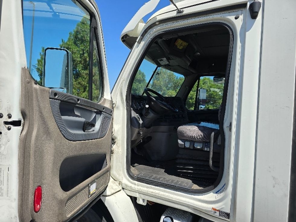 Day Cab Tractor-Heavy Duty Tractors-Freightliner-2018-Cascadia 11364ST-West Sacramento-CA-597,427\n\t\tmiles-$ 26,250 - Image 9
