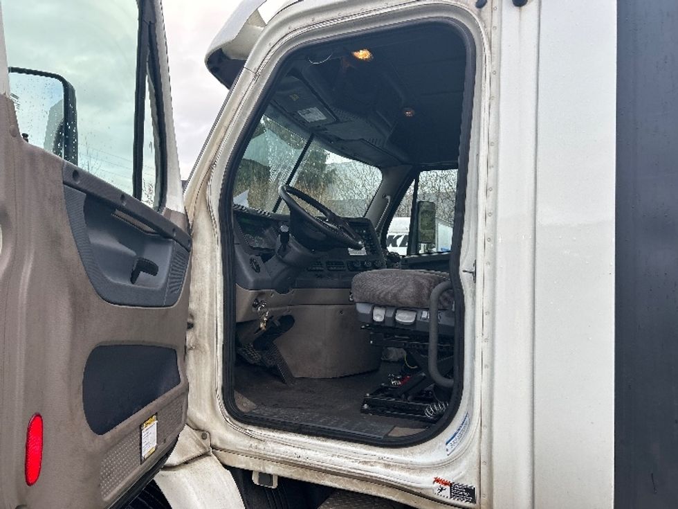 Day Cab Tractor-Heavy Duty Tractors-Freightliner-2018-Cascadia 11364ST-Wilsonville-OR-290,534\n\t\tmiles-$ 40,250 - Image 9