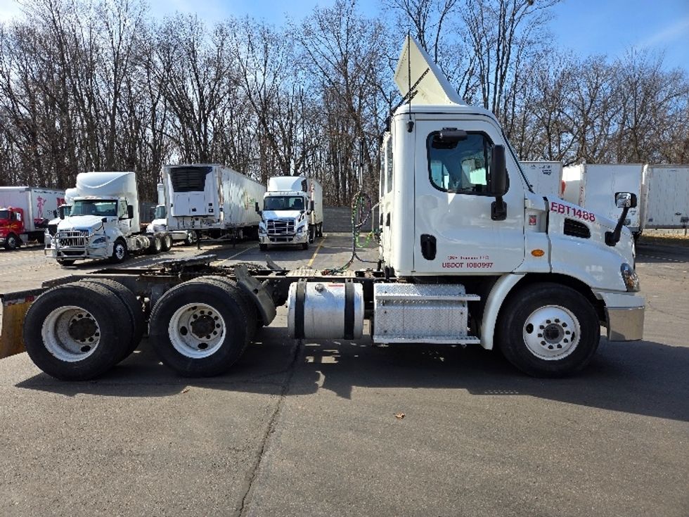 Day Cab Tractor-Heavy Duty Tractors-Freightliner-2018-Cascadia 11364ST-Ypsilanti-MI-314,782\n\t\tmiles-$ 37,000 - Image 8
