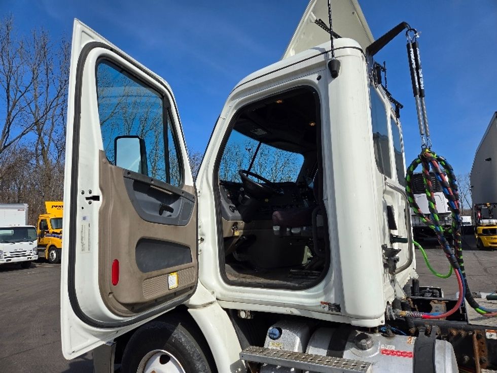 Day Cab Tractor-Heavy Duty Tractors-Freightliner-2018-Cascadia 11364ST-Ypsilanti-MI-314,782\n\t\tmiles-$ 37,000 - Image 9