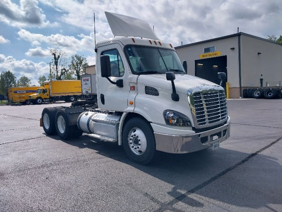 2018 Freightliner Cascadia 11364ST Day Cab Tractor