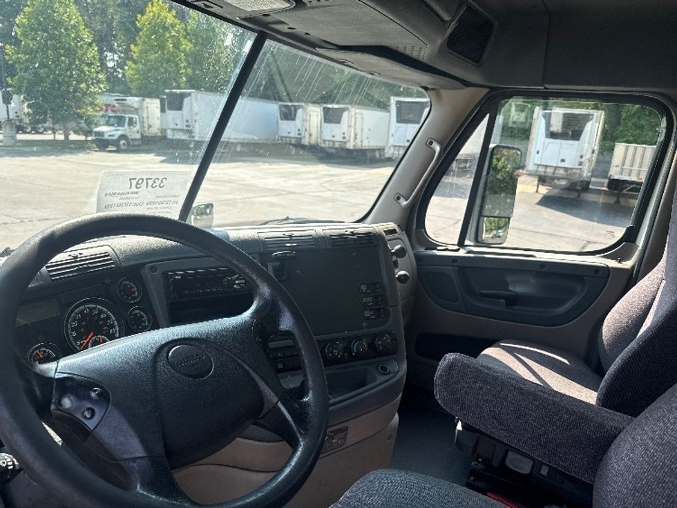 Day Cab Tractor-Heavy Duty Tractors-Freightliner-2018-Cascadia 11364ST-Ypsilanti-MI-515,617\n\t\tmiles-$ 29,500 - Image 10