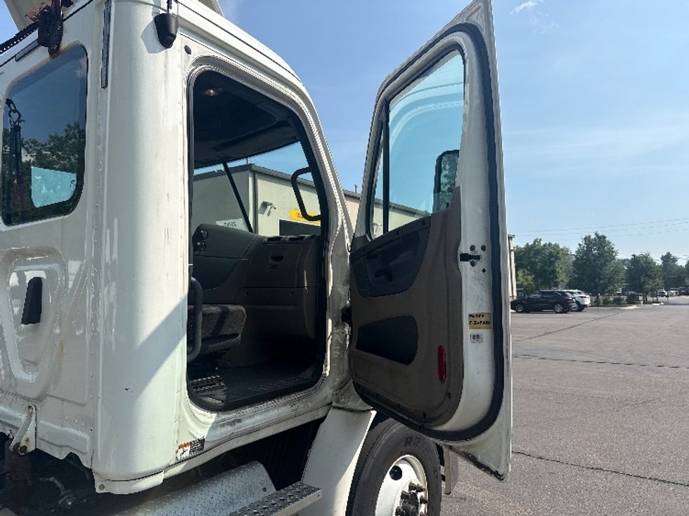 Day Cab Tractor-Heavy Duty Tractors-Freightliner-2018-Cascadia 11364ST-Ypsilanti-MI-515,617\n\t\tmiles-$ 29,500 - Image 12