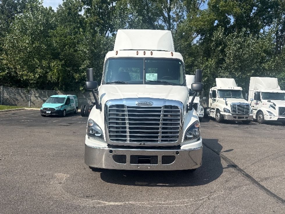 Day Cab Tractor-Heavy Duty Tractors-Freightliner-2018-Cascadia 11364ST-Ypsilanti-MI-515,617\n\t\tmiles-$ 29,500 - Image 2