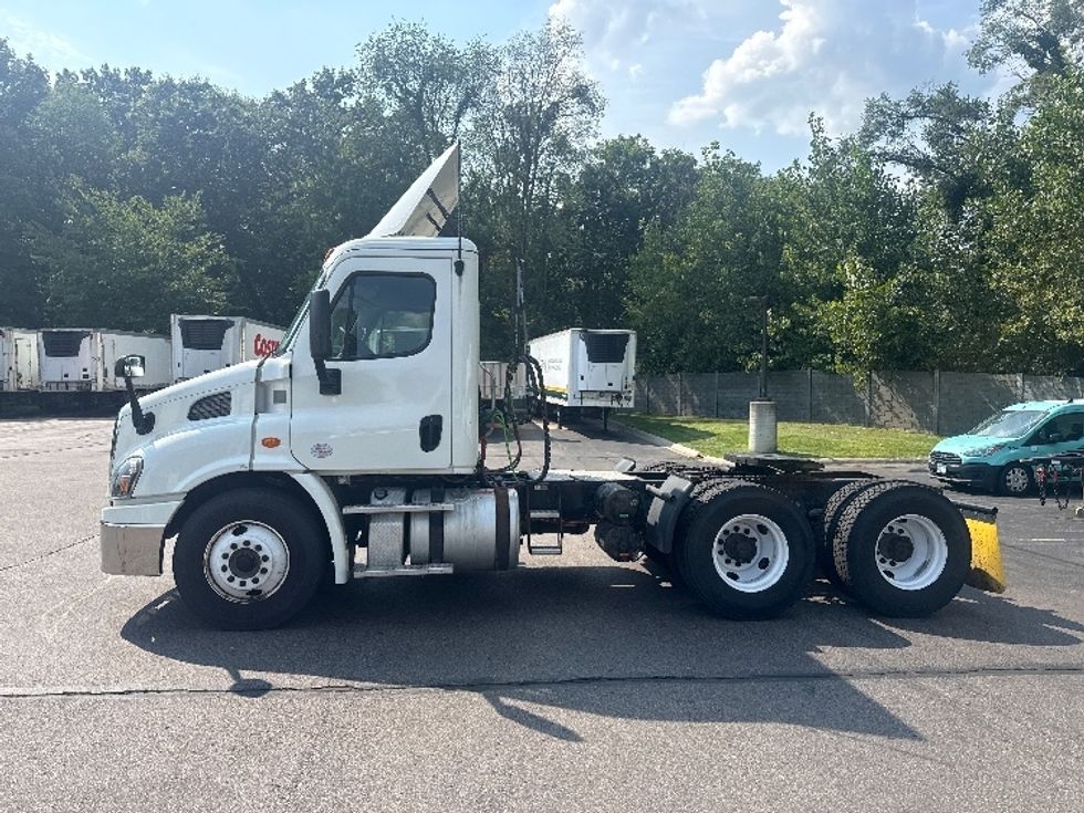 Day Cab Tractor-Heavy Duty Tractors-Freightliner-2018-Cascadia 11364ST-Ypsilanti-MI-515,617\n\t\tmiles-$ 29,500 - Image 4