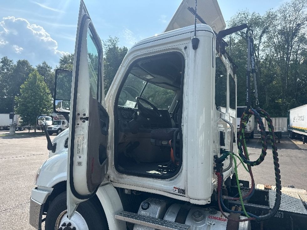 Day Cab Tractor-Heavy Duty Tractors-Freightliner-2018-Cascadia 11364ST-Ypsilanti-MI-515,617\n\t\tmiles-$ 29,500 - Image 9