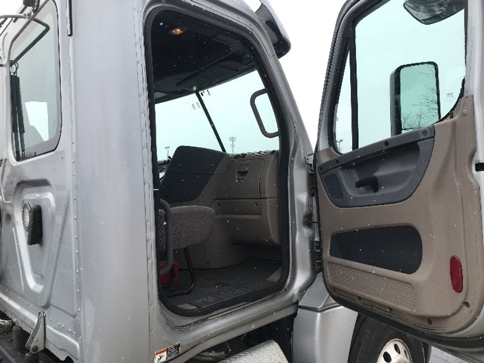 Day Cab Tractor-Heavy Duty Tractors-Freightliner-2018-Cascadia 12542ST-Allentown-PA-268,170\n\t\tmiles-$ 36,500 - Image 12