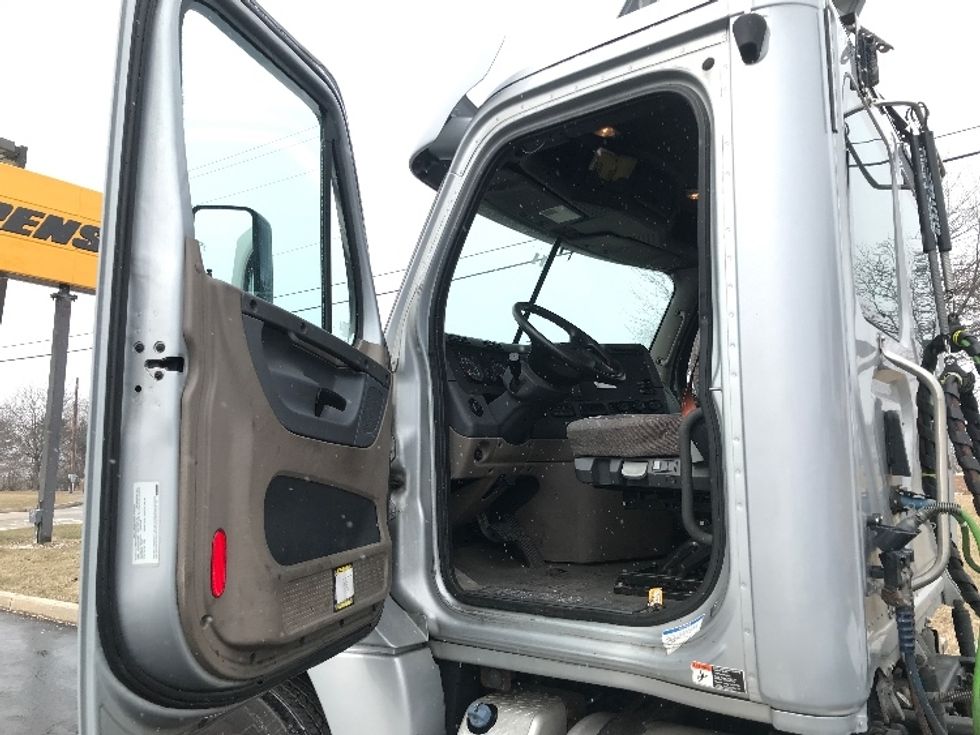 Day Cab Tractor-Heavy Duty Tractors-Freightliner-2018-Cascadia 12542ST-Allentown-PA-268,170\n\t\tmiles-$ 36,500 - Image 9