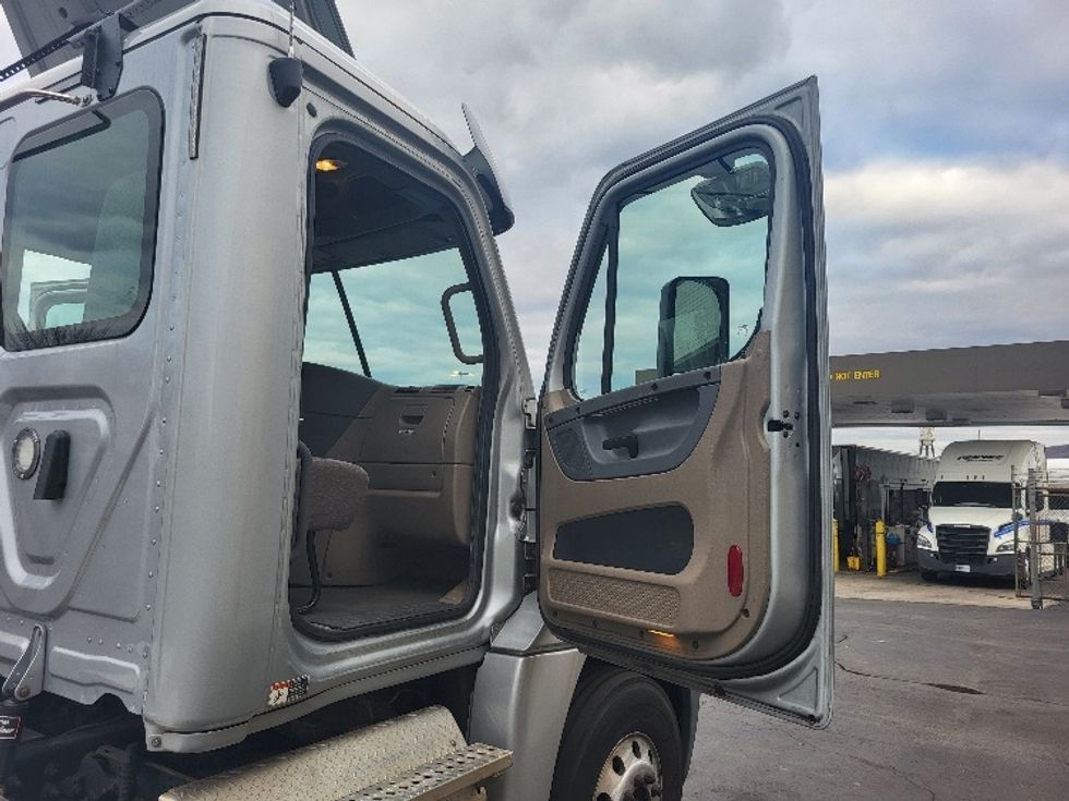 Day Cab Tractor-Heavy Duty Tractors-Freightliner-2018-Cascadia 12542ST-Allentown-PA-288,851\n\t\tmiles-$ 35,500 - Image 12