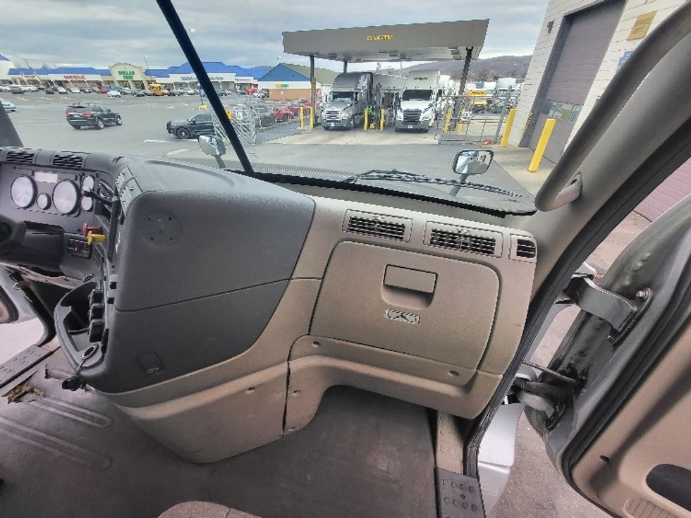 Day Cab Tractor-Heavy Duty Tractors-Freightliner-2018-Cascadia 12542ST-Allentown-PA-288,851\n\t\tmiles-$ 35,500 - Image 13