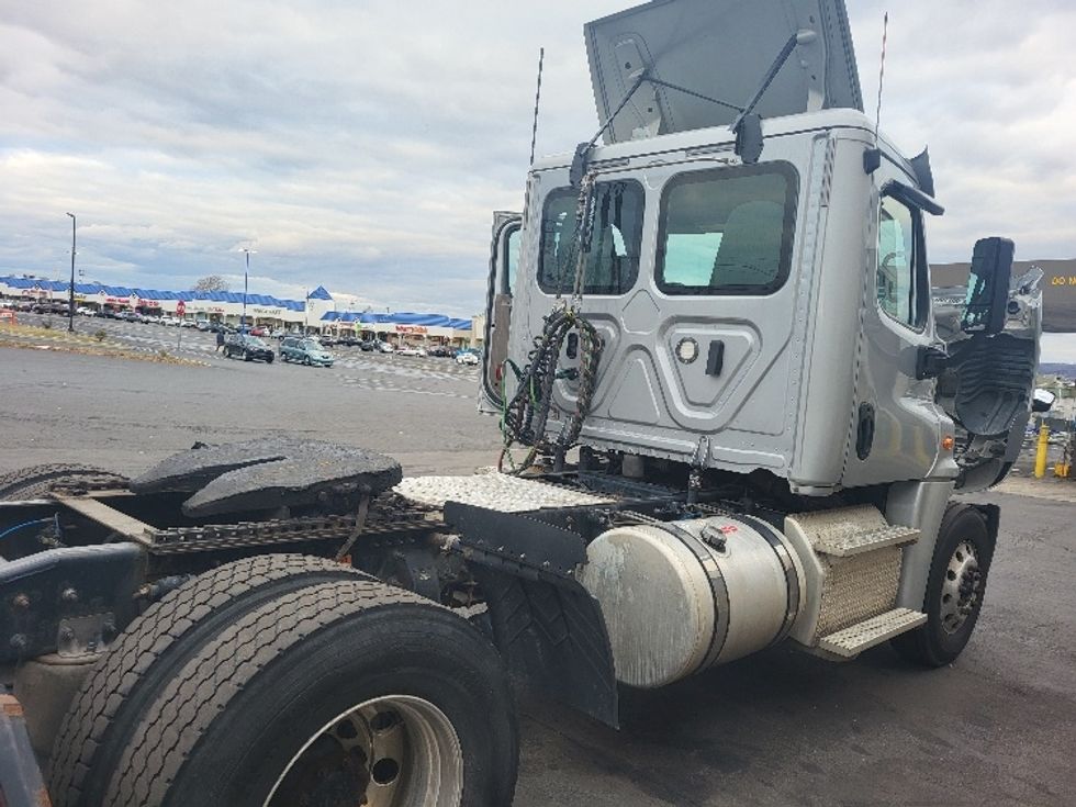 Day Cab Tractor-Heavy Duty Tractors-Freightliner-2018-Cascadia 12542ST-Allentown-PA-288,851\n\t\tmiles-$ 35,500 - Image 17