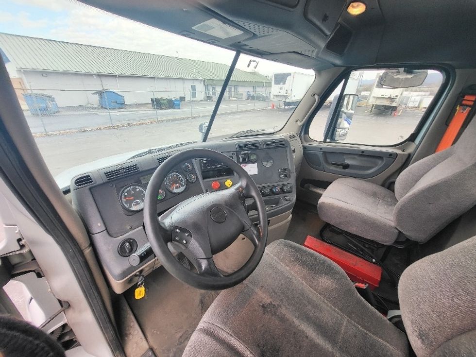 Day Cab Tractor-Heavy Duty Tractors-Freightliner-2018-Cascadia 12542ST-Allentown-PA-312,125\n\t\tmiles-$ 34,500 - Image 10