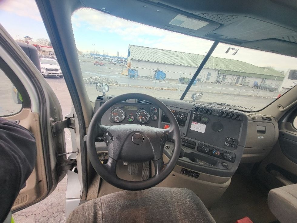Day Cab Tractor-Heavy Duty Tractors-Freightliner-2018-Cascadia 12542ST-Allentown-PA-312,125\n\t\tmiles-$ 34,500 - Image 11