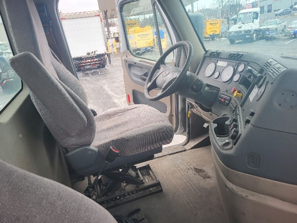 Day Cab Tractor-Heavy Duty Tractors-Freightliner-2018-Cascadia 12542ST-Allentown-PA-312,125\n\t\tmiles-$ 34,500 - Image 14