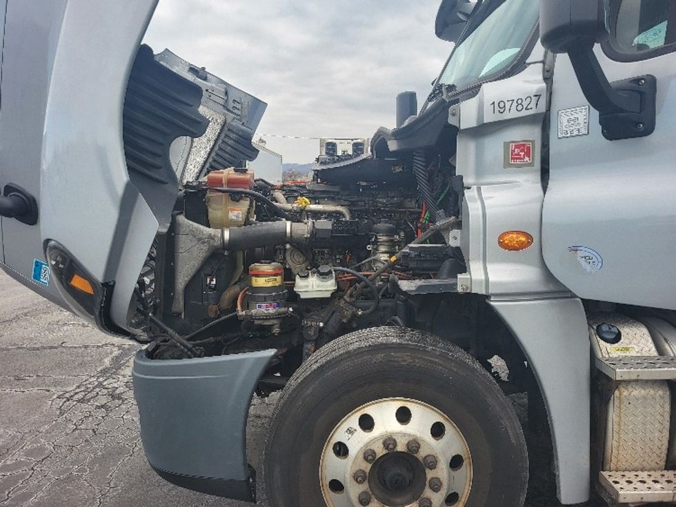 Day Cab Tractor-Heavy Duty Tractors-Freightliner-2018-Cascadia 12542ST-Allentown-PA-312,125\n\t\tmiles-$ 34,500 - Image 15