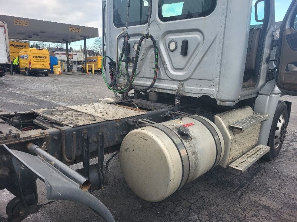 Day Cab Tractor-Heavy Duty Tractors-Freightliner-2018-Cascadia 12542ST-Allentown-PA-312,125\n\t\tmiles-$ 34,500 - Image 18