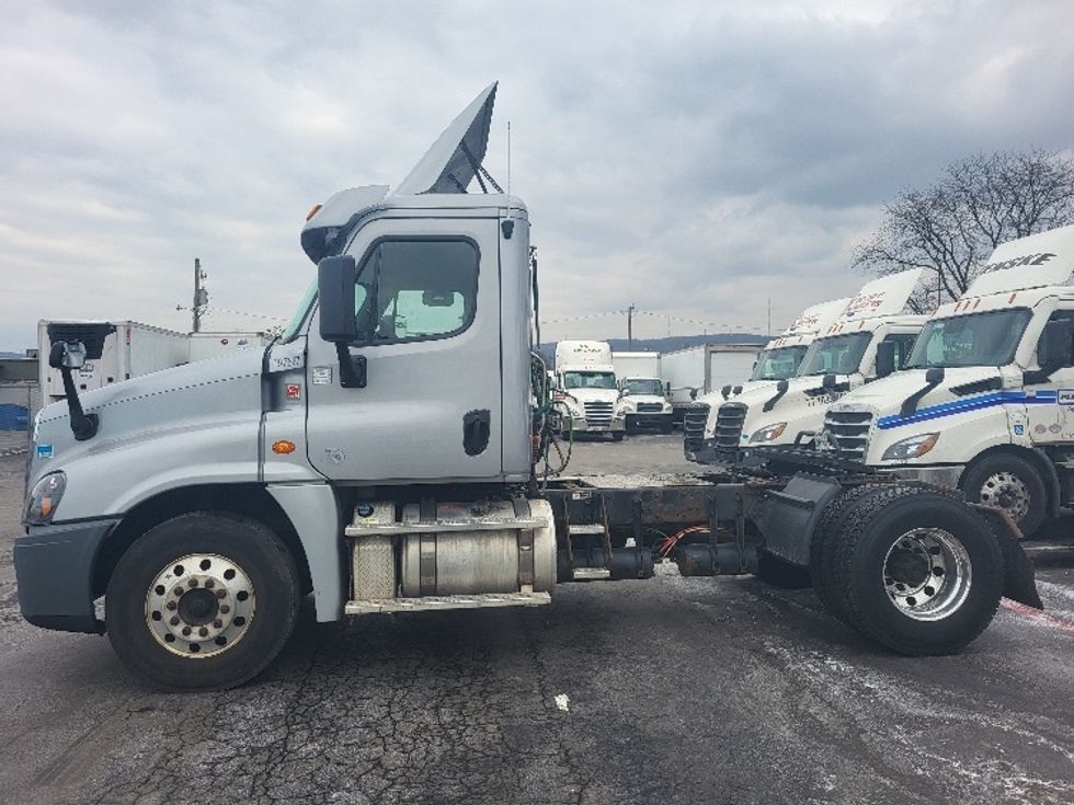 Day Cab Tractor-Heavy Duty Tractors-Freightliner-2018-Cascadia 12542ST-Allentown-PA-312,125\n\t\tmiles-$ 34,500 - Image 4