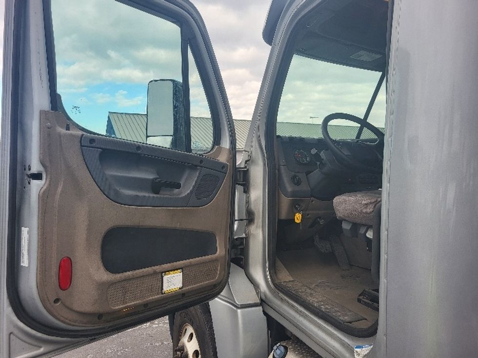 Day Cab Tractor-Heavy Duty Tractors-Freightliner-2018-Cascadia 12542ST-Allentown-PA-312,125\n\t\tmiles-$ 34,500 - Image 9