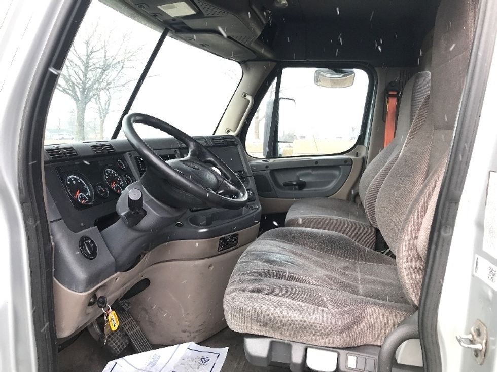 Day Cab Tractor-Heavy Duty Tractors-Freightliner-2018-Cascadia 12542ST-Allentown-PA-332,177\n\t\tmiles-$ 33,750 - Image 10