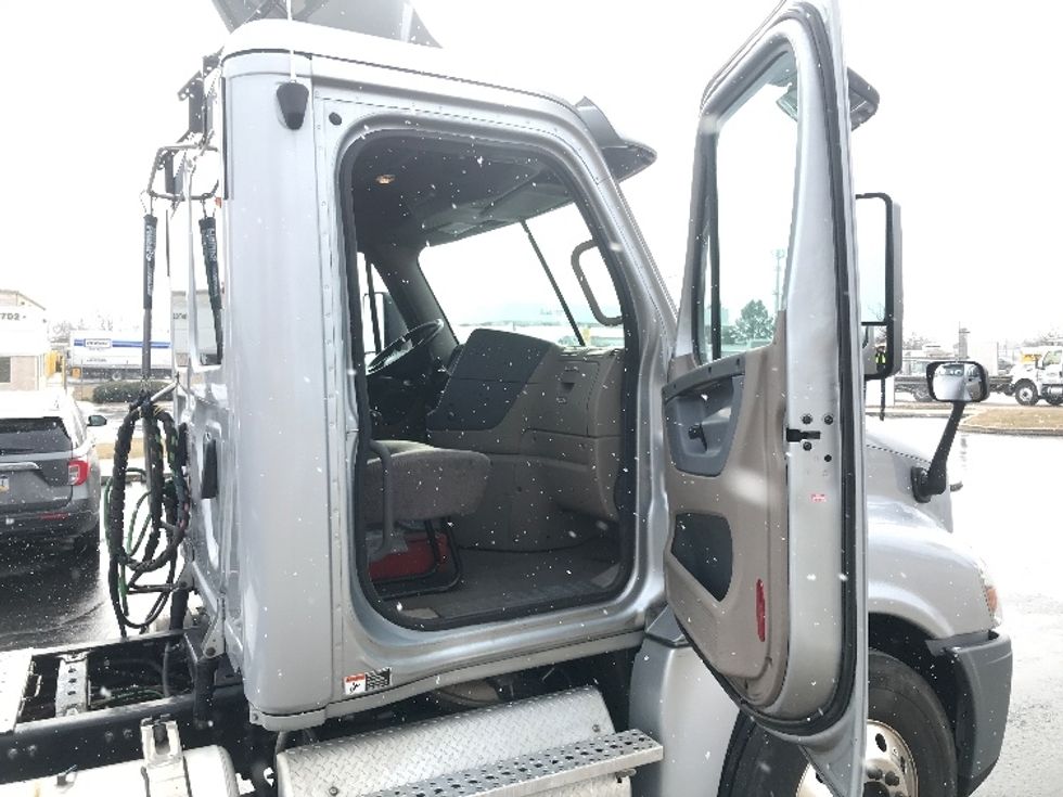 Day Cab Tractor-Heavy Duty Tractors-Freightliner-2018-Cascadia 12542ST-Allentown-PA-332,177\n\t\tmiles-$ 33,750 - Image 12