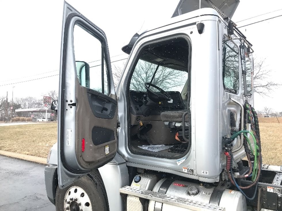 Day Cab Tractor-Heavy Duty Tractors-Freightliner-2018-Cascadia 12542ST-Allentown-PA-332,177\n\t\tmiles-$ 33,750 - Image 9