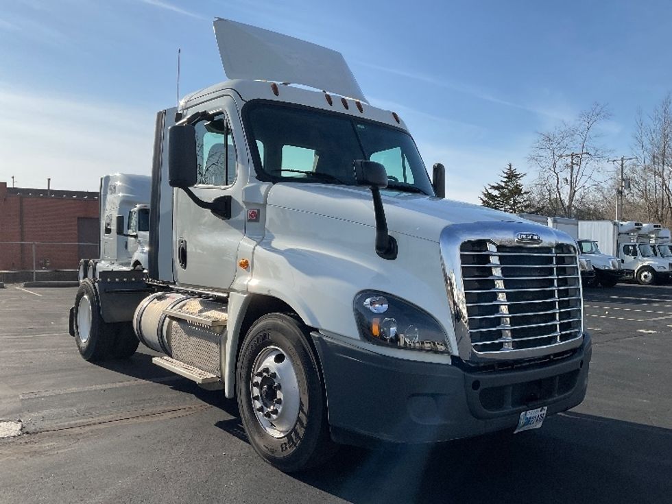 Day Cab Tractor-Heavy Duty Tractors-Freightliner-2018-Cascadia 12542ST-Bloomington-IN-303,857\n\t\tmiles-$ 34,750 - Image 1
