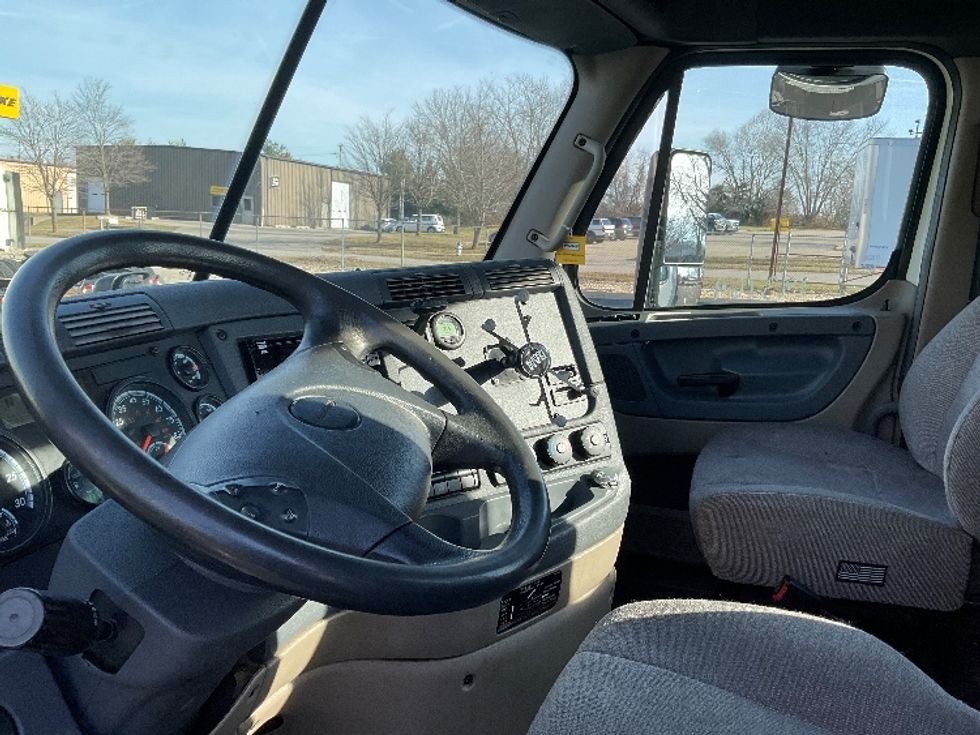 Day Cab Tractor-Heavy Duty Tractors-Freightliner-2018-Cascadia 12542ST-Bloomington-IN-303,857\n\t\tmiles-$ 34,750 - Image 10