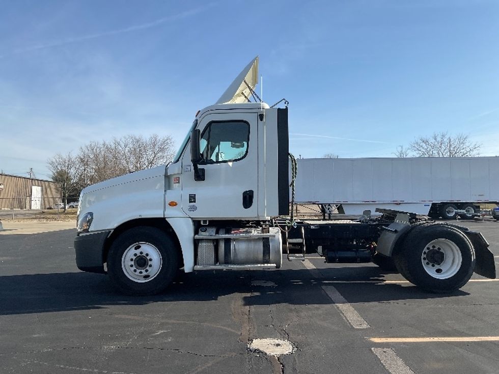 Day Cab Tractor-Heavy Duty Tractors-Freightliner-2018-Cascadia 12542ST-Bloomington-IN-303,857\n\t\tmiles-$ 34,750 - Image 4
