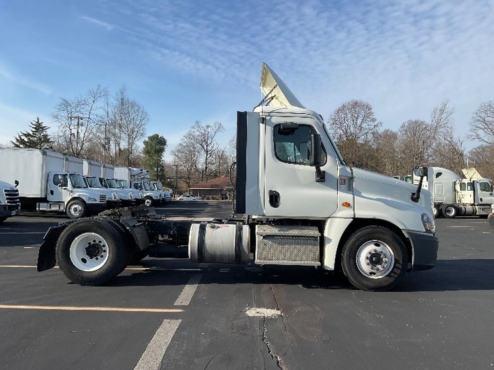 Day Cab Tractor-Heavy Duty Tractors-Freightliner-2018-Cascadia 12542ST-Bloomington-IN-303,857\n\t\tmiles-$ 34,750 - Image 8