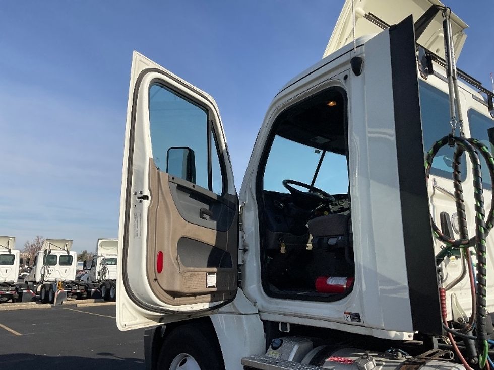 Day Cab Tractor-Heavy Duty Tractors-Freightliner-2018-Cascadia 12542ST-Bloomington-IN-303,857\n\t\tmiles-$ 34,750 - Image 9