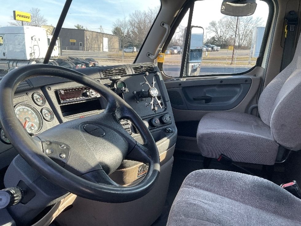 Day Cab Tractor-Heavy Duty Tractors-Freightliner-2018-Cascadia 12542ST-Bloomington-IN-360,981\n\t\tmiles-$ 32,250 - Image 10