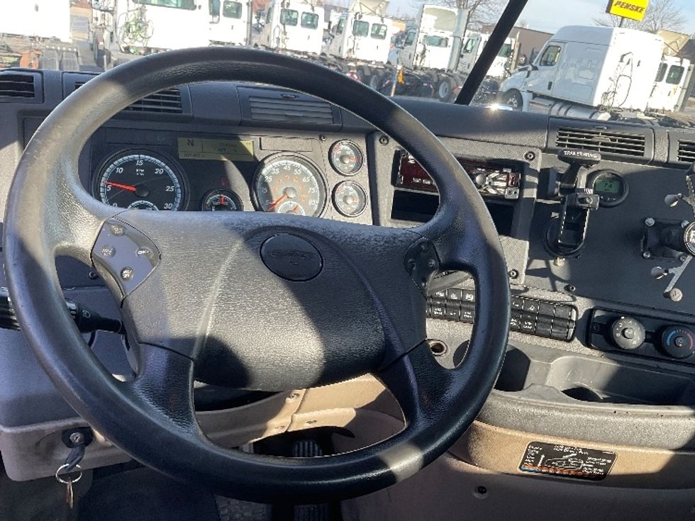 Day Cab Tractor-Heavy Duty Tractors-Freightliner-2018-Cascadia 12542ST-Bloomington-IN-360,981\n\t\tmiles-$ 32,250 - Image 11