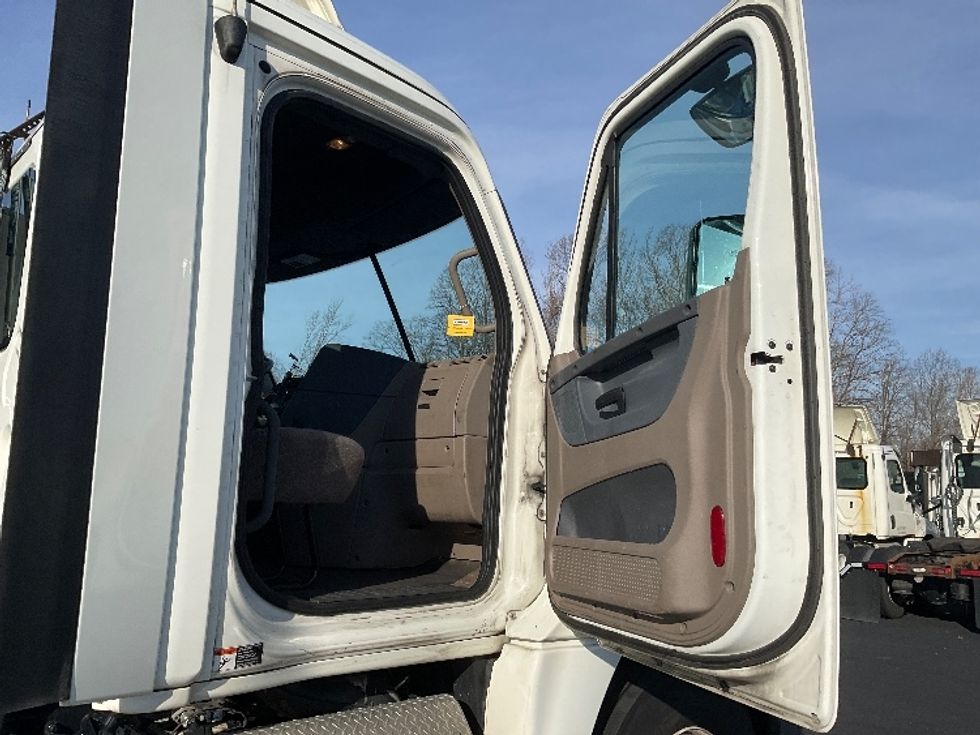 Day Cab Tractor-Heavy Duty Tractors-Freightliner-2018-Cascadia 12542ST-Bloomington-IN-360,981\n\t\tmiles-$ 32,250 - Image 12